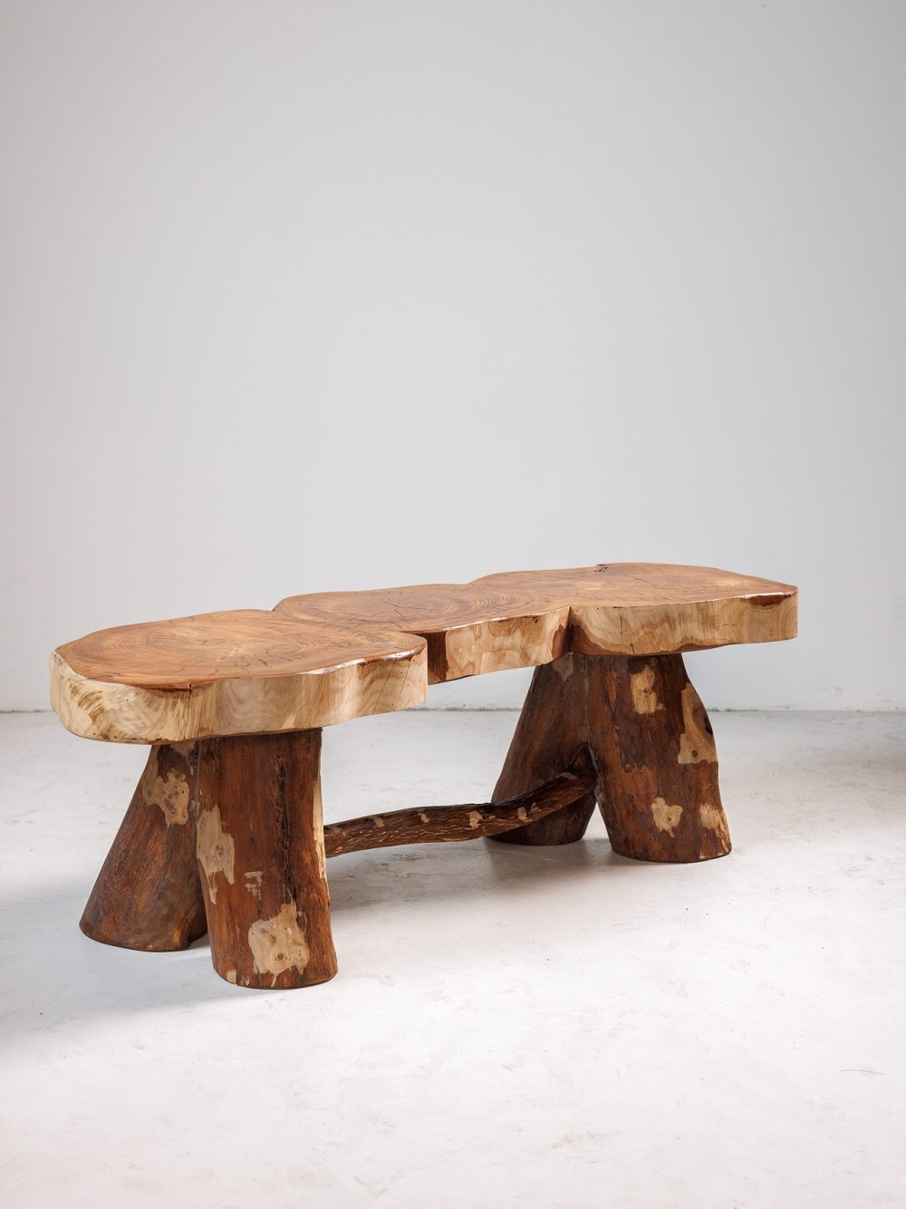Table basse ou banc Brutaliste en bois massif – Travail artisanal, XXe siècle.