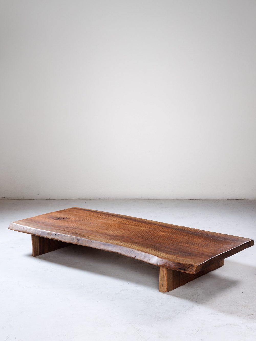 Table basse Brutaliste en bois massif à bords naturels – Travail artisanal, XXe siècle.