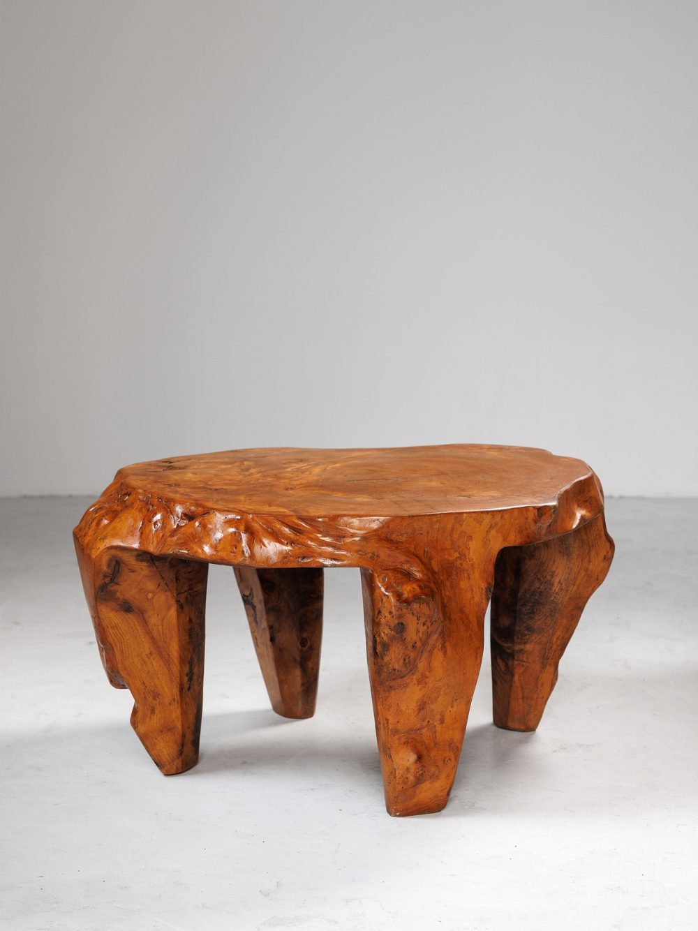 Table basse ou sellette Brutaliste en bois massif – Sculptée d'un seul bloc, circa 1960-1980.