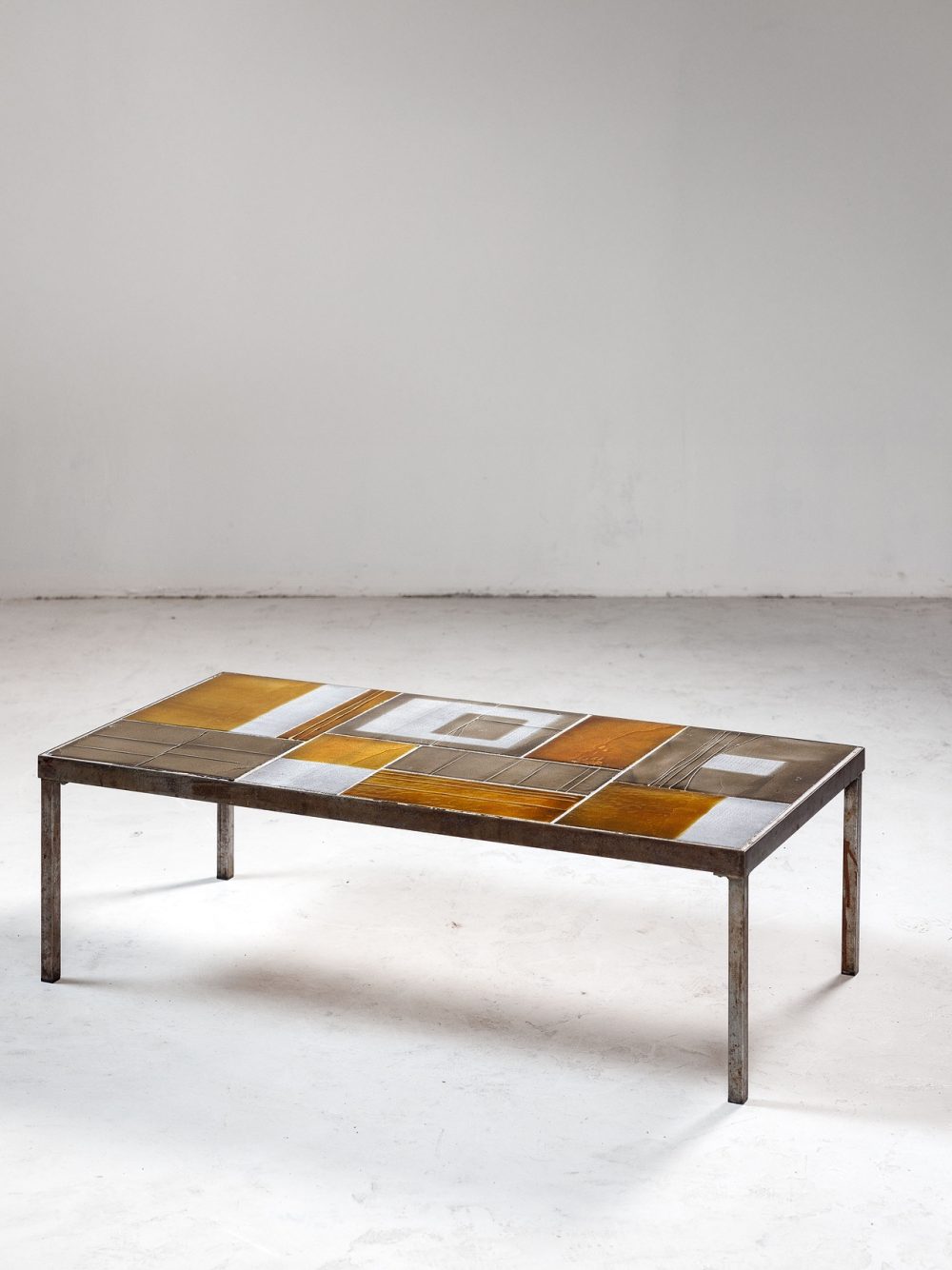 Table basse "Y5" par Roger Capron – Pierre de lave émaillée, circa 1965.