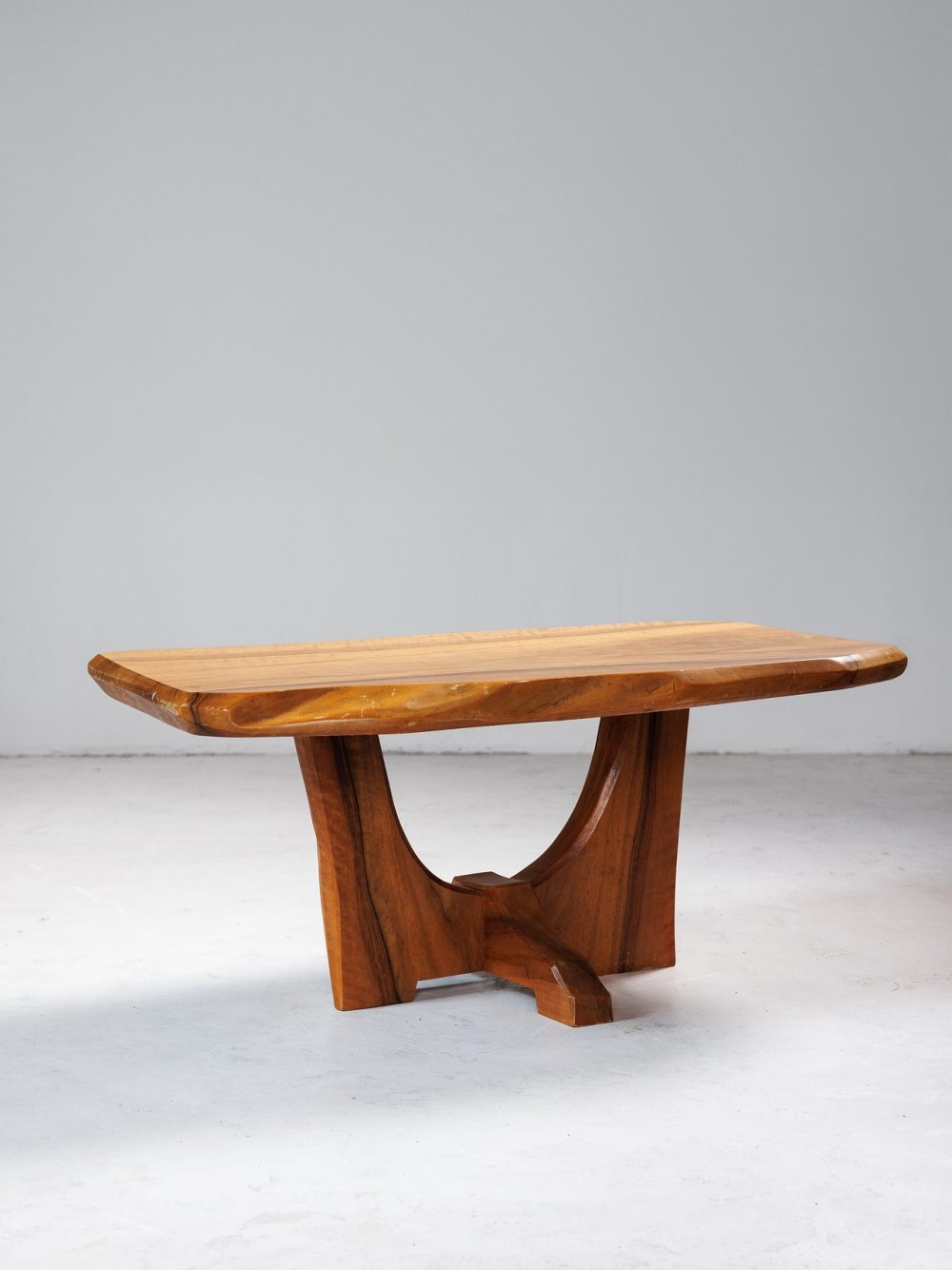 Table basse Brutaliste en bois massif monoxyle – Travail artisanal.