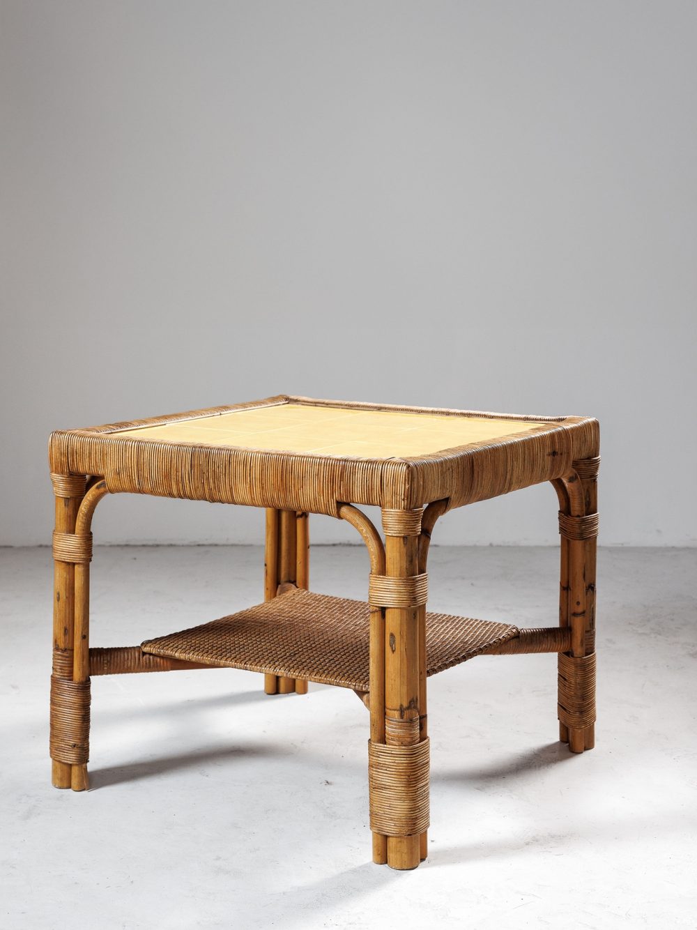 Table d'appoint en rotin et céramique – Circa 1950.