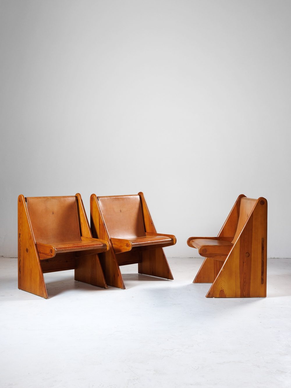 Suite de 3 fauteuils larges d'esprit Brutaliste – Pin massif et cuir cognac, circa 1960.