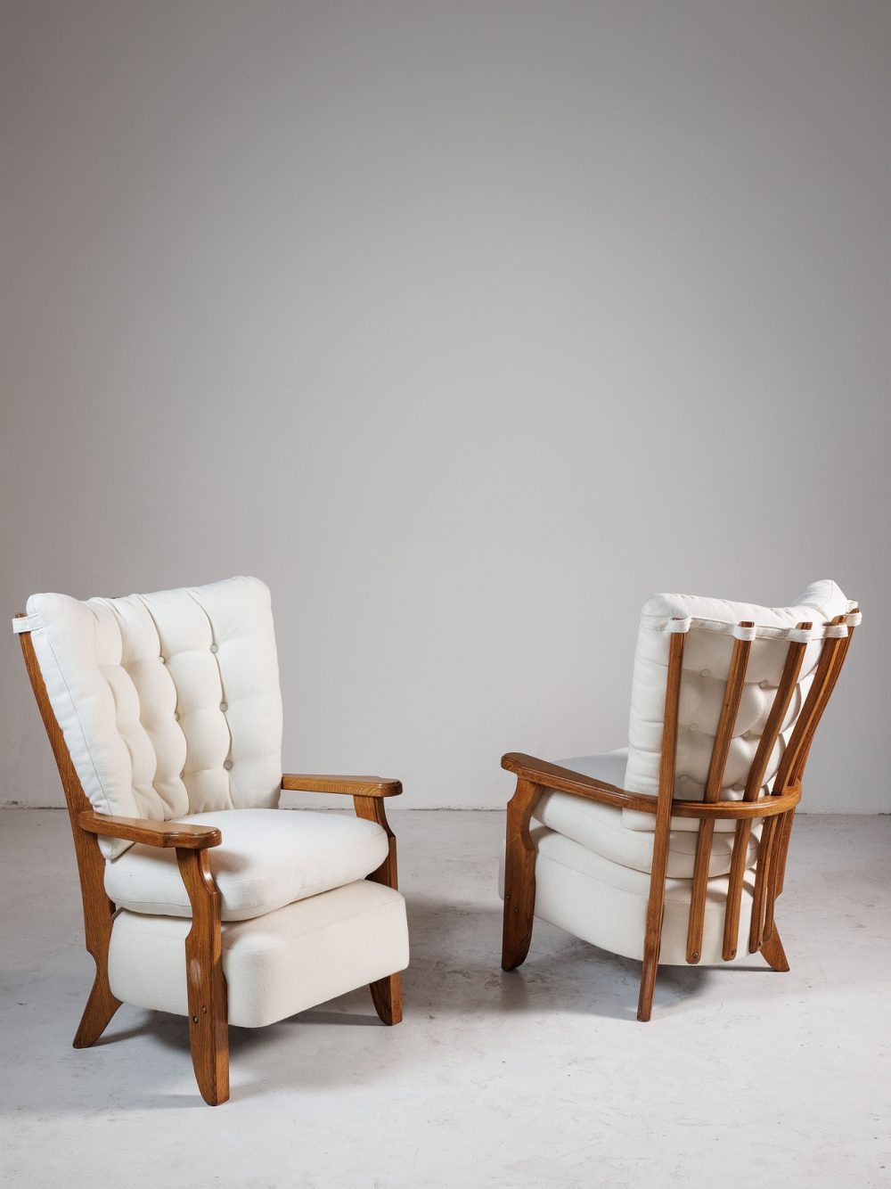 Paire de Fauteuils en Chêne et Lainage Crème par Guillerme & Chambron – Édition Votre Maison, circa 1950