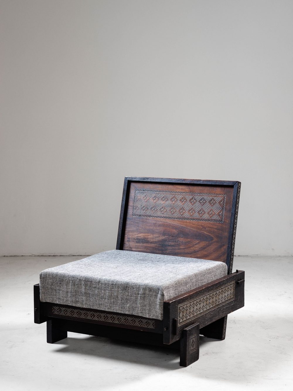Fauteuil sculptural en bois noirci – Artisanat Africain, circa 1950.