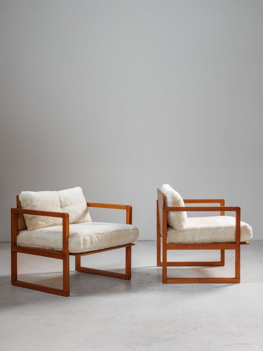Paire de fauteuils scandinaves en bois et lainage crème – Circa 1960.