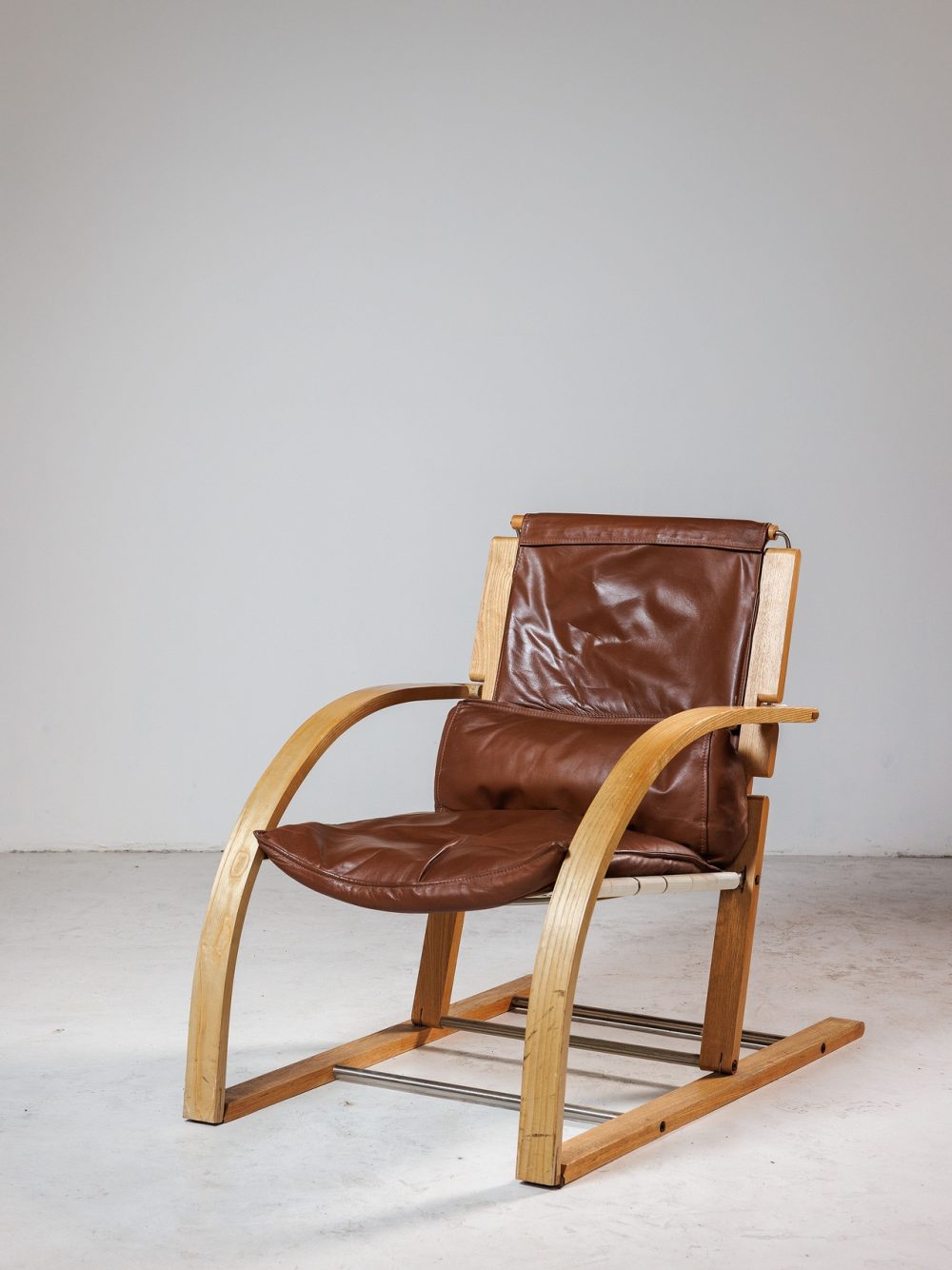 Fauteuil de repos par Philippe Parent – Chêne blond et cuir caramel.