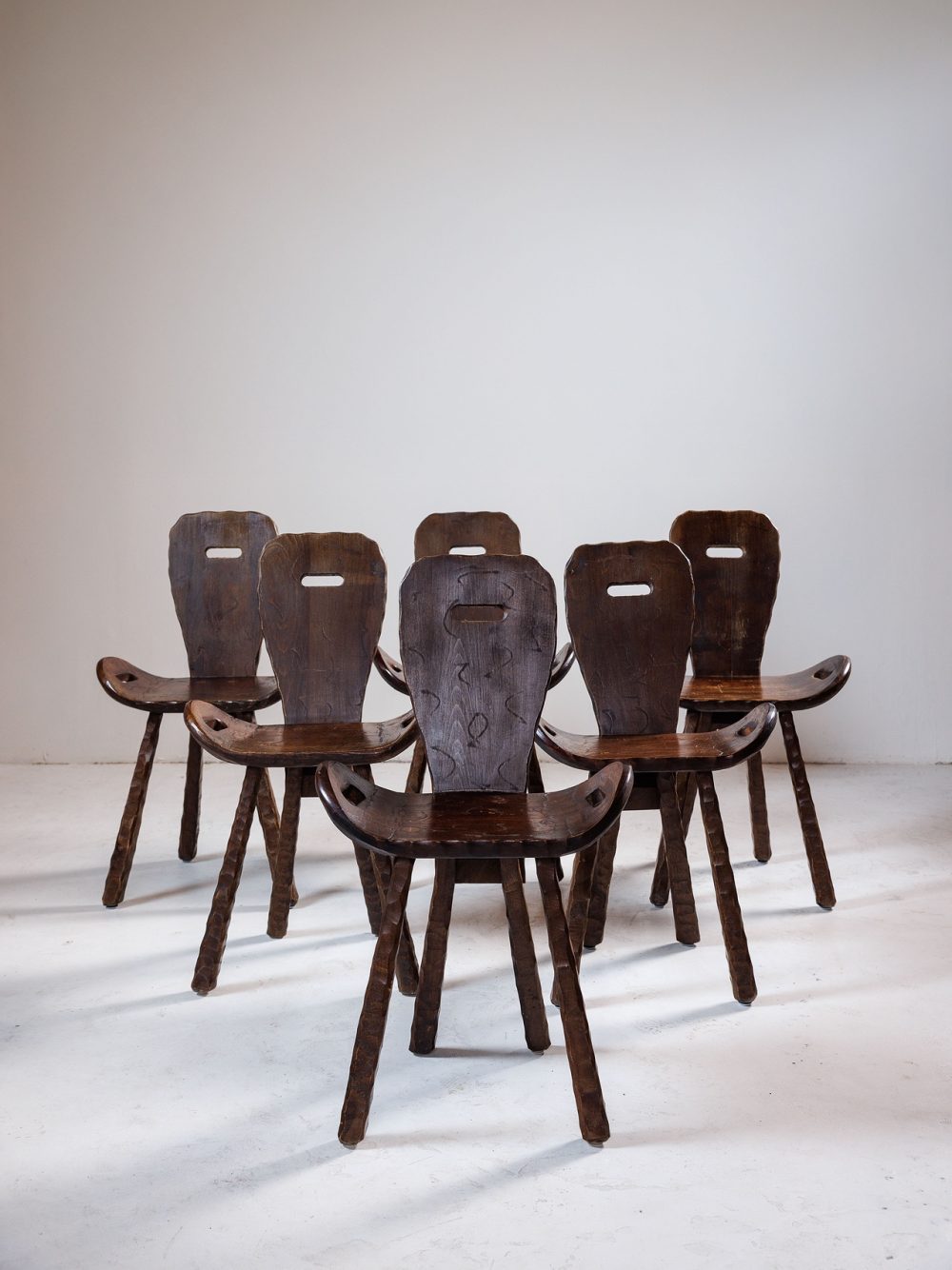 Suite de 6 Chaises Brutalistes Artisanales – Savoie, France, circa 1960