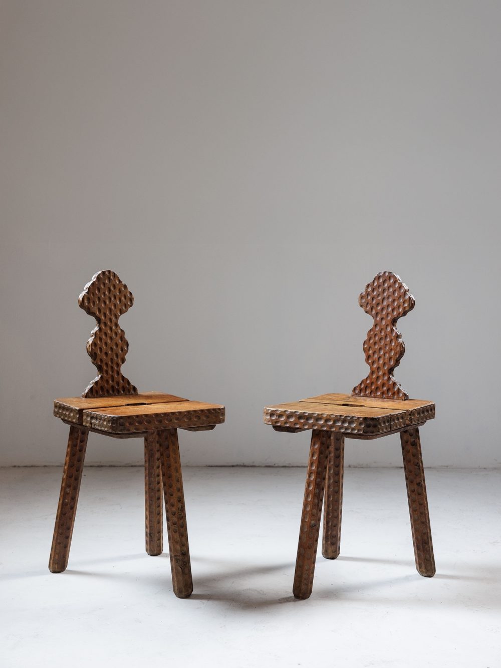 Paire de Chaises Bretonnes en Bois Sculpté – Art Populaire, France