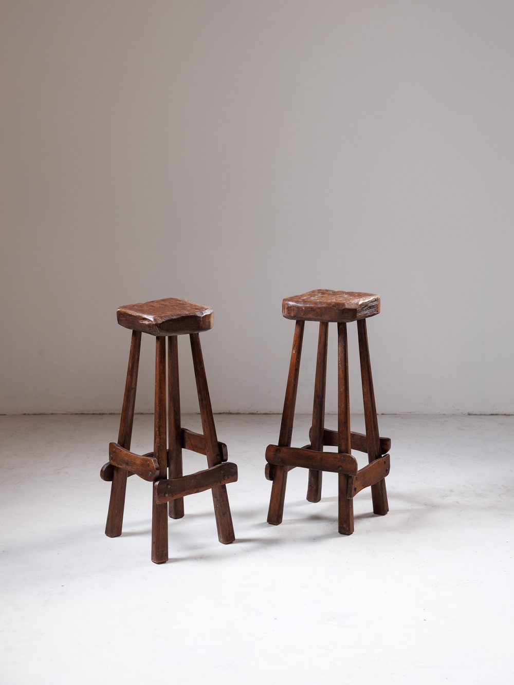 Paire de tabourets hauts Brutalistes en bois gougé – Circa 1960.