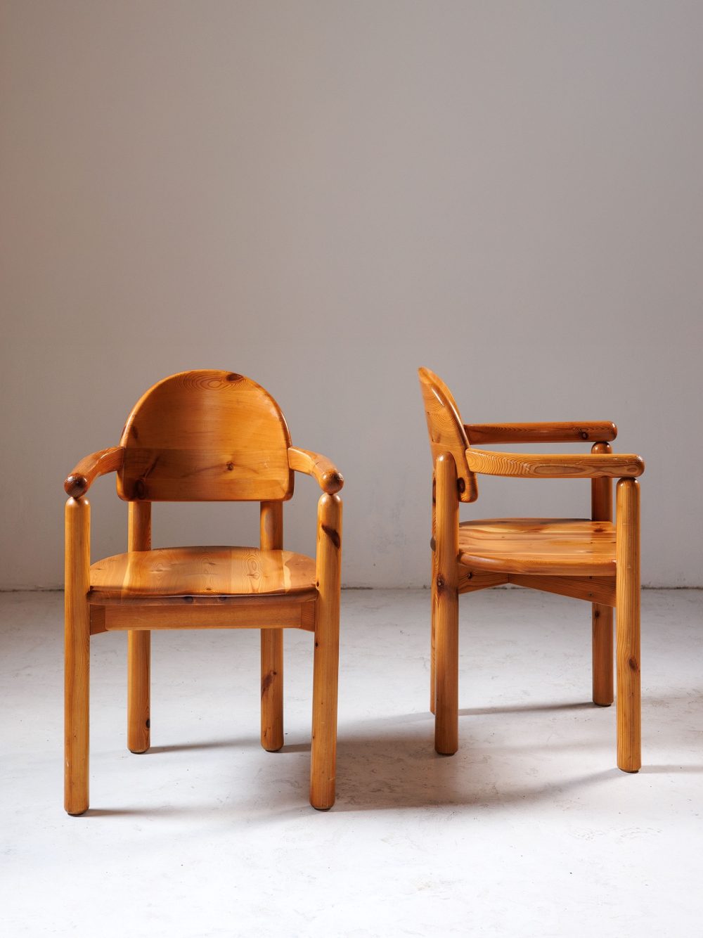 Paire de fauteuils en pin massif par Rainer Daumiller – Édition Hirtshals Savvaerk, circa 1970.