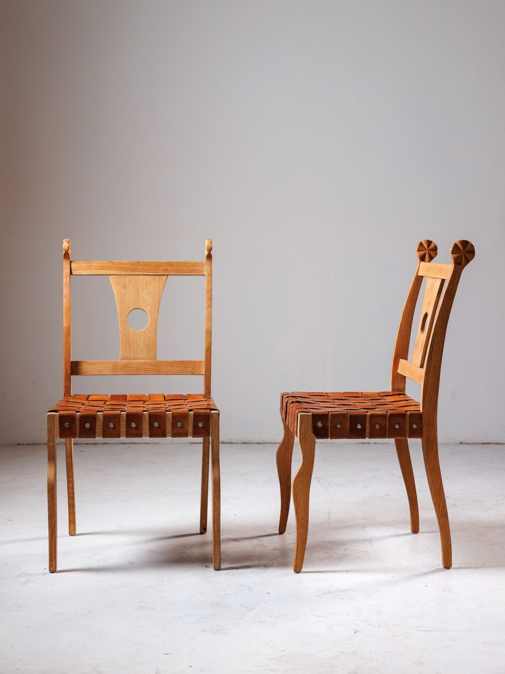 Paire de chaises en chêne et cuir – Travail Scandinave, circa 1960.