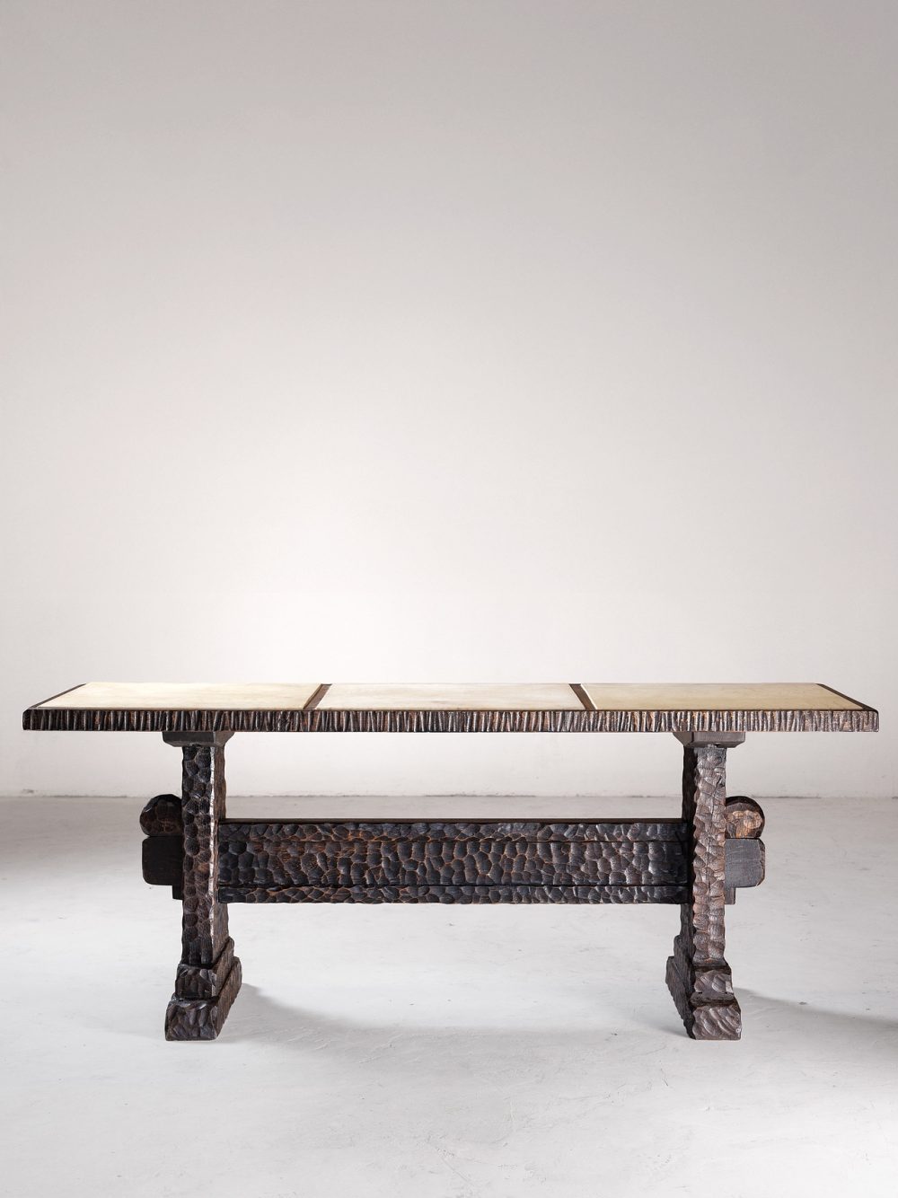 Console Brutaliste en bois gougé et parchemin de chèvre – Travail artisanal.
