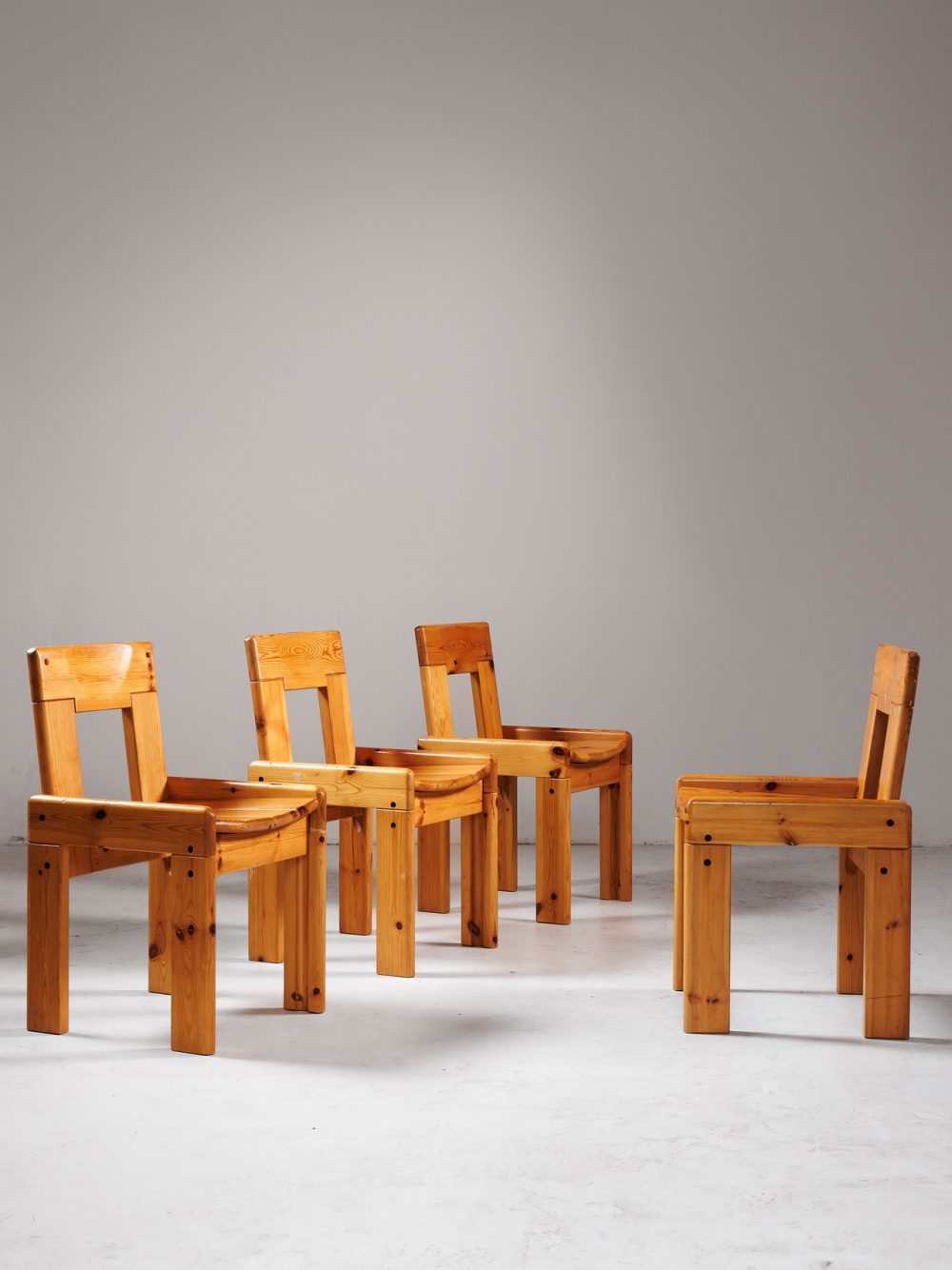Suite de 4 chaises par Silvio Coppola – Édition Fratelli Montina pour Roche Bobois, circa 1970.