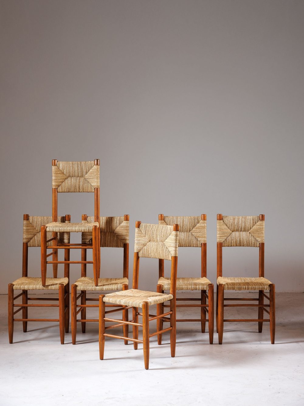 Suite de 6 chaises modèle Bauche N°19 par Charlotte Perriand – Édition Steph Simon, circa 1950.