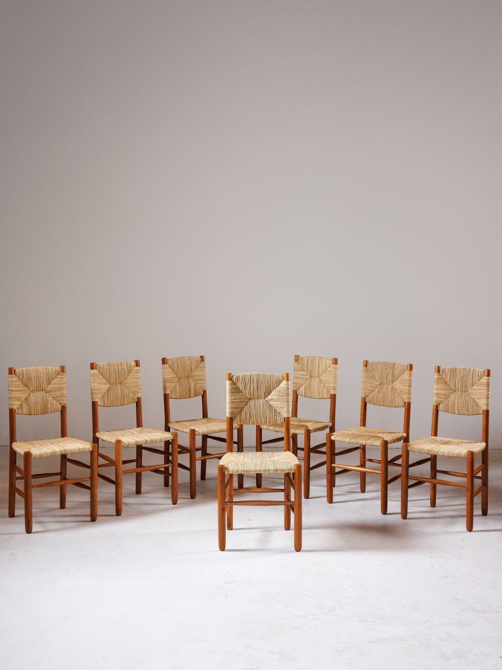 Suite de 7 chaises modèle Bauche N°19 par Charlotte Perriand – Édition Steph Simon, circa 1950.