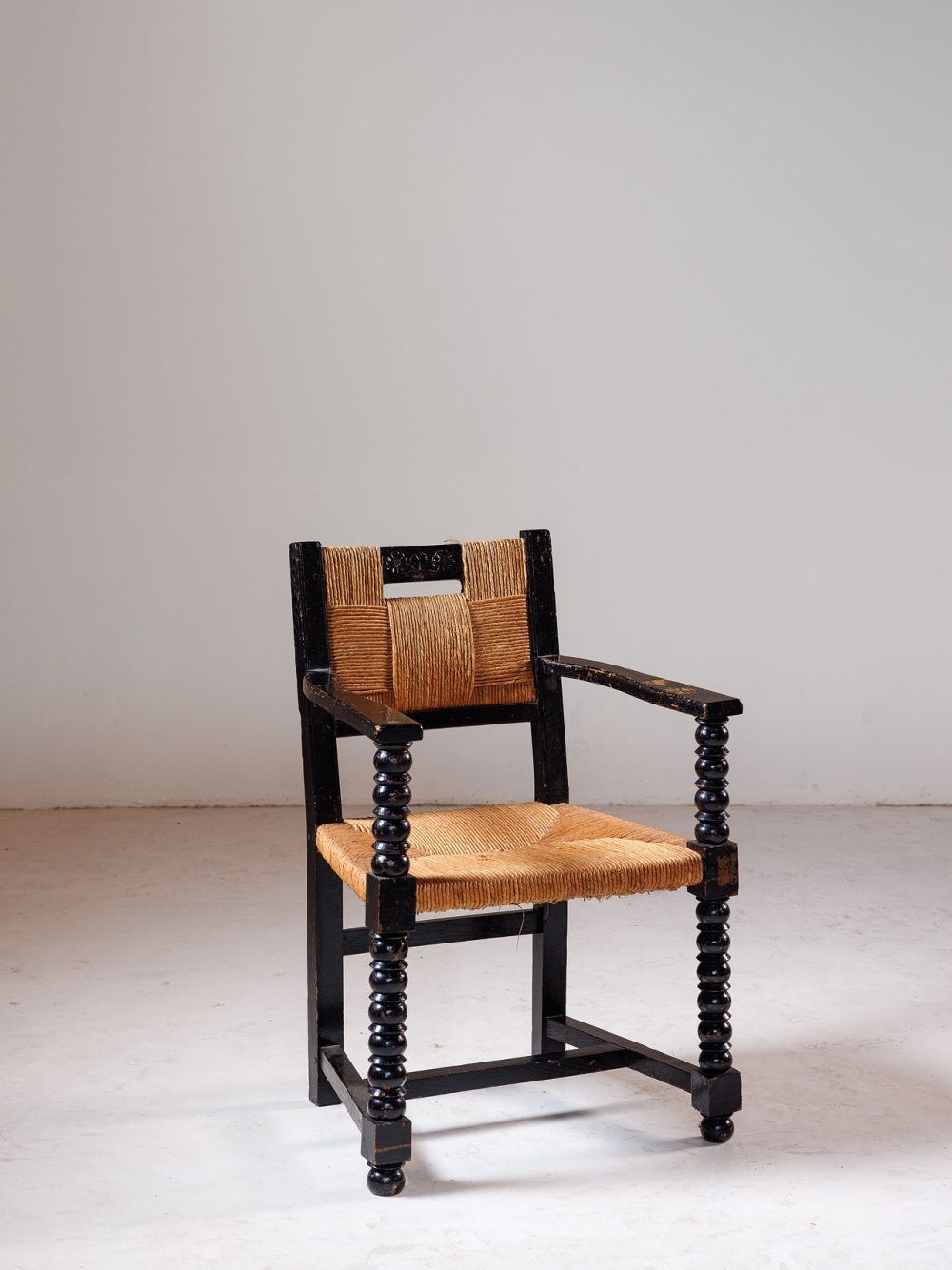 Fauteuil en chêne noirci dans le goût de Charles Dudouyt – Circa 1950.