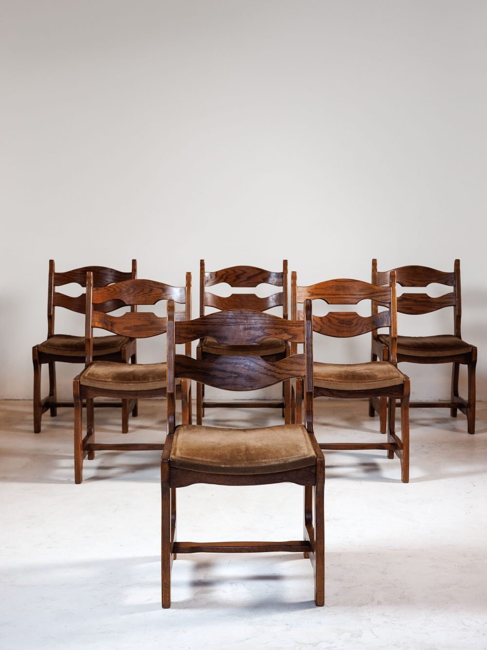 Suite de 6 chaises brutalistes en chêne et velours – Style Guillerme et Chambron, 1950-1960
