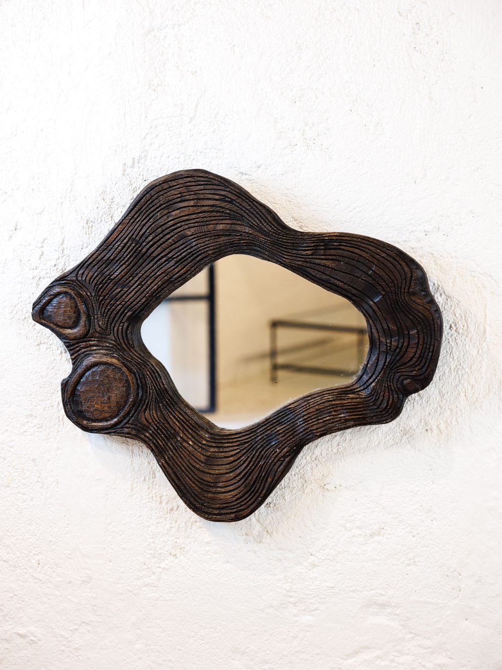 Miroir mural artisanal en bois sculpté – Forme organique "Tronc d'arbre".