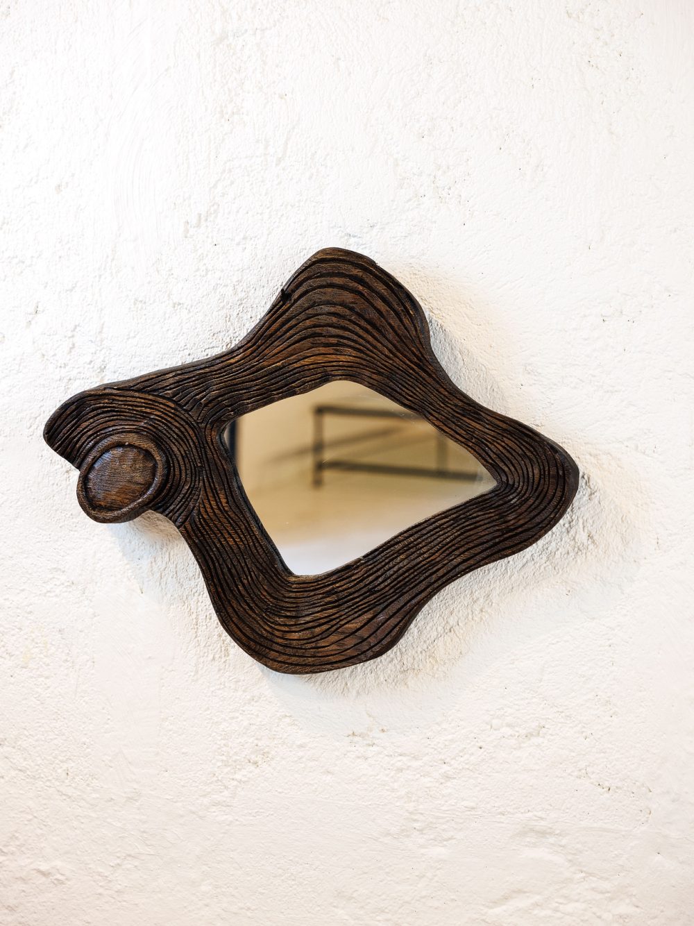 Miroir mural artisanal en bois sculpté – Forme organique "Tronc d'arbre" (74x57).