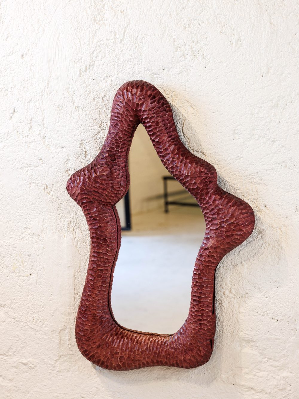 Miroir mural artisanal en bois gougé – Forme organique, nuances rosées.