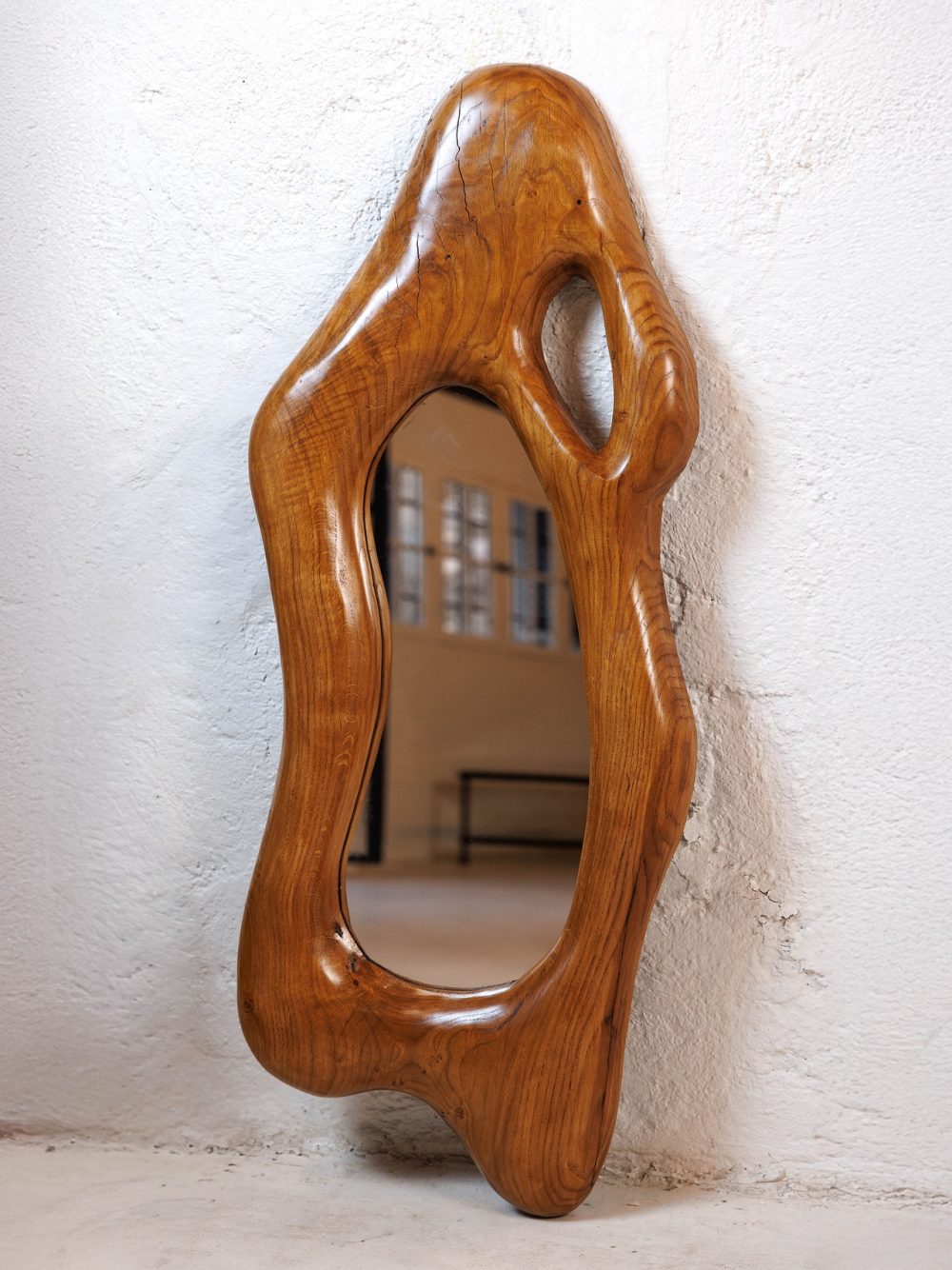 Grand miroir sculptural en bois massif – Design organique et artisanal.