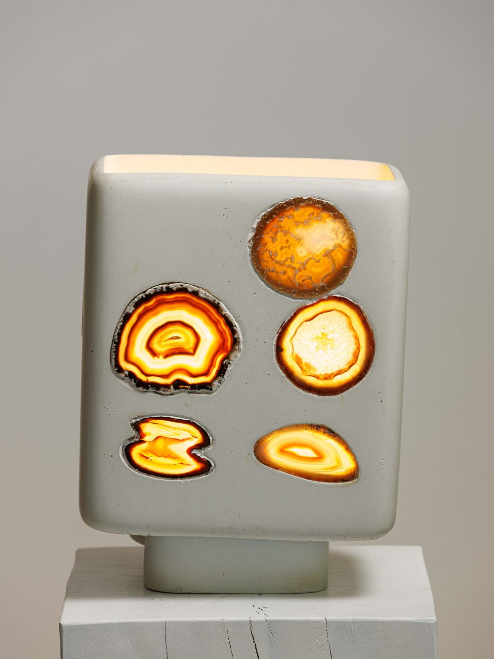 Lampe contemporaine par kalou dubus – édition h35, tranches d'agathe, circa 2000.