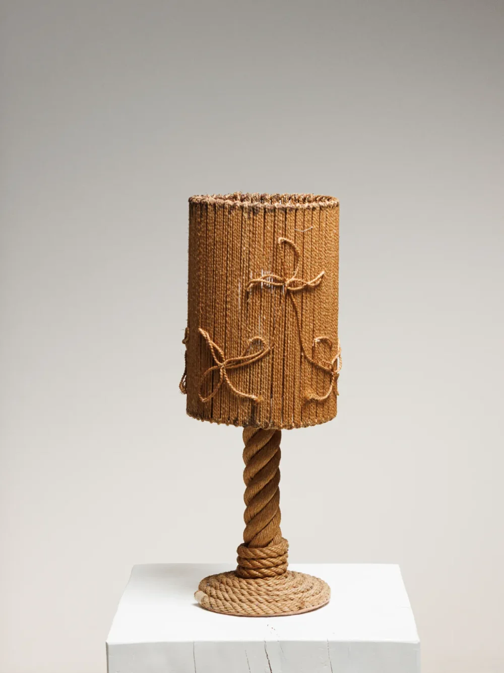 Lampe cordage par adrien audou & frida minet – édition h42 avec abat jour, circa 1960.