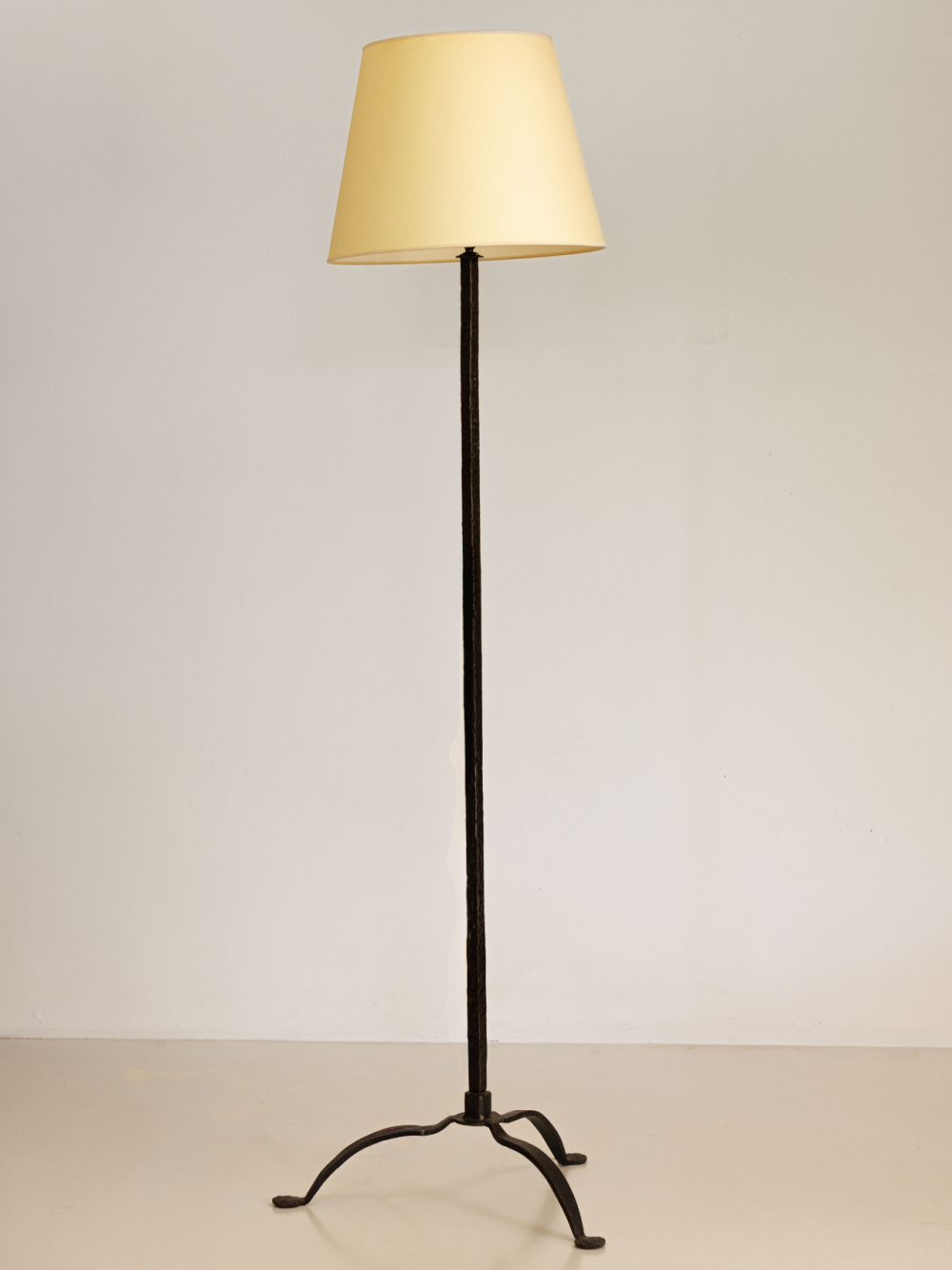 Lampadaire tripode par francis dewaele – artisan ferronnier des marolles – édition h160 à la douille, circa 1969.